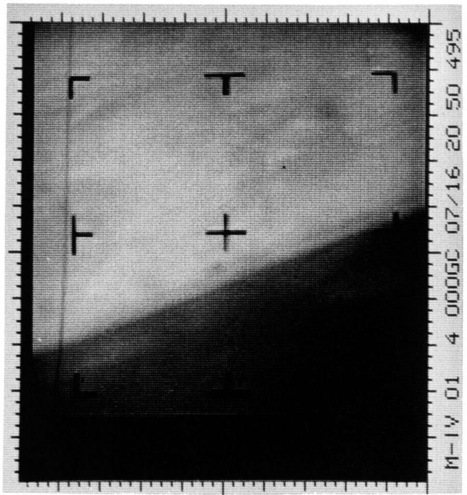 Première photo prise depuis Mars par la sonde Mariner 4, montrant une surface sombre et floue avec des repères de cadrage.