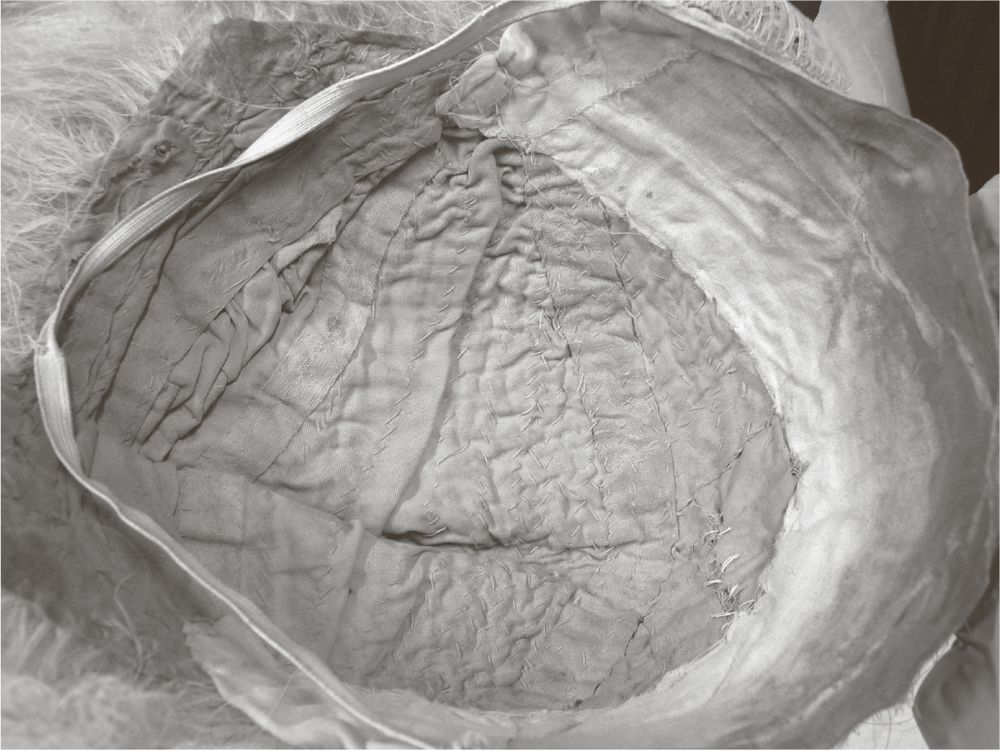 Face intérieure d'une perruque du XVIIIe siècle