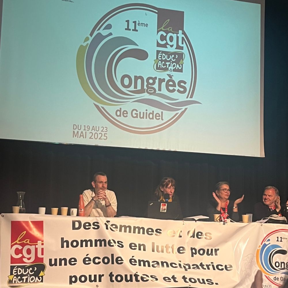 Photo d’une tribune avec deux hommes et deux femmes 