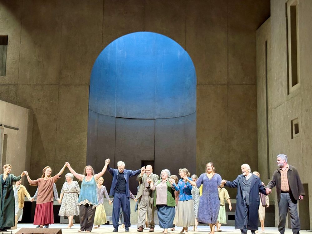 Hannu Lintu, solistit ja kuoro Kansallisoopperan lavalla Elektran lavasteissa ottamassa vastaan raikuvia suosionosoituksia. 