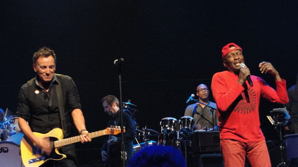 Jimmy Cliff singing while Bruce Springsteen plays guitar 