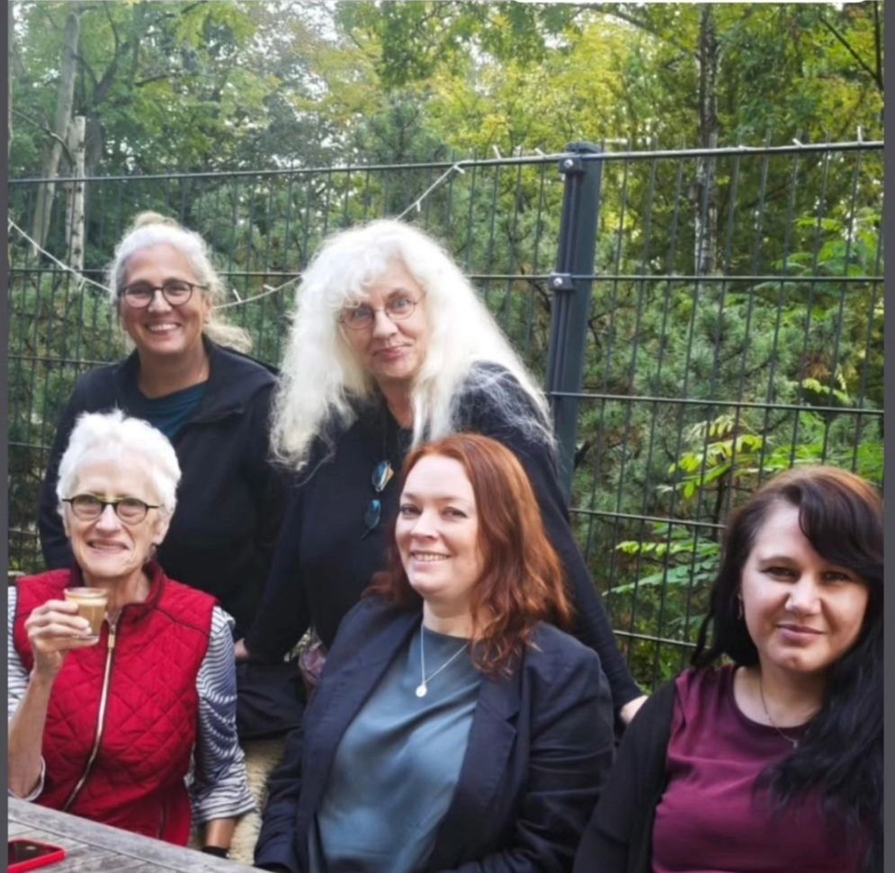 Von links nach rechts, Sara Paretzky, Merle Kröger, Else Laudan, Zoë Beck und ich im Silent Green.