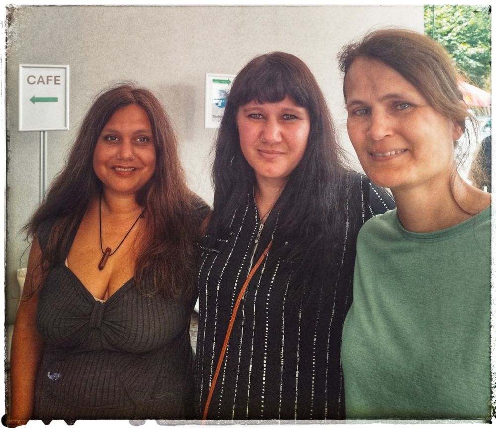 Foto vlnr Mithu Sanyal, ich und meine Lektorin Katharina Picandet.