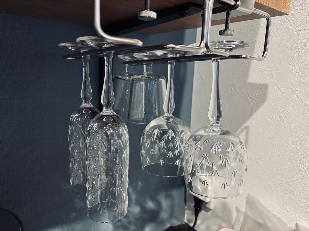 グラスホルダーにぶら下がっているシャンパングラス、ワイングラス、ゴブレット