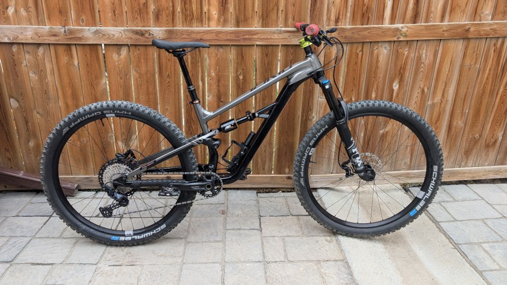 Picture of full suspension mountain bike, grey and black colors. Brand is Polygon the model is Sisku T8