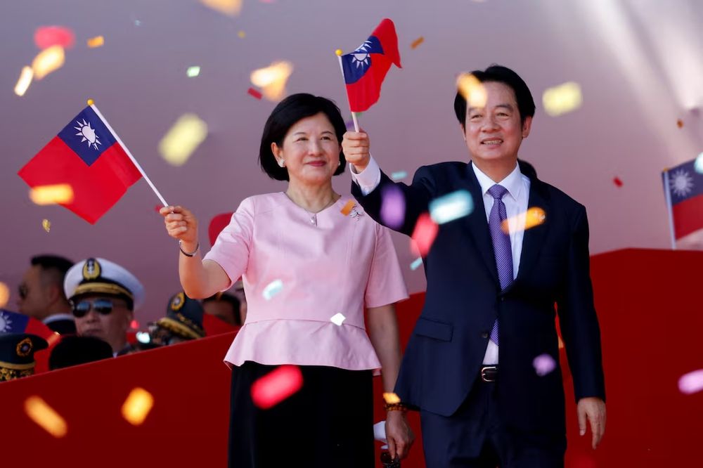 Taiwan President Lai Ching-te waves a Taiwan flag with his wife Taiwan's First Lady Wu Mei-ju on the day he delivers a speech during National Day celebrations in Taipei, Taiwan, October 10, 2025. REUTERS/Ann Wang