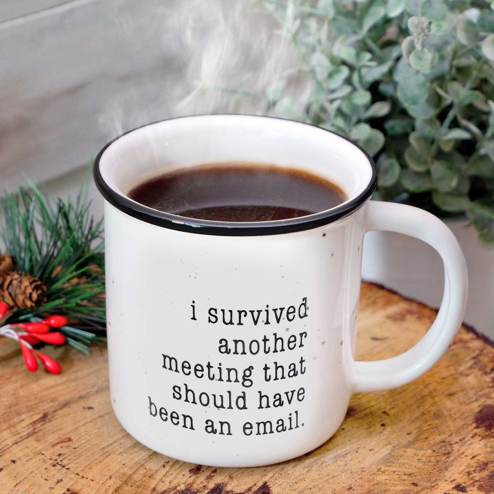 Un mug de thé avec marqué dessus « I survived another meeting that should have been an email »