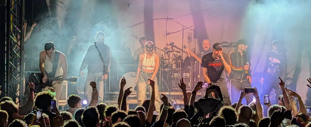 Auf einer Bühne die Band KAFVKA zusammen mit den folgenden Künstler:innen von links nach rechts: PTK, Antifuchs, Mal Élevé und LIZZN. 