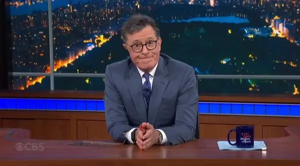 Stephen Colbert an seinem Tisch bei seiner Show