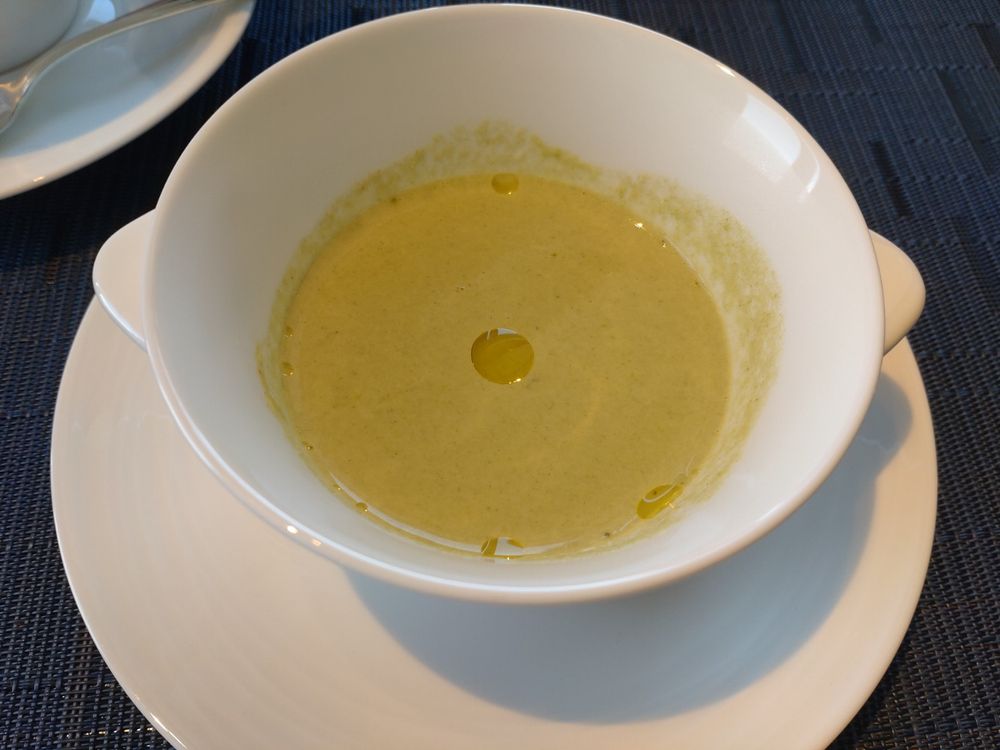 グリーンポタージュ。メインはほうれん草と枝豆との事。