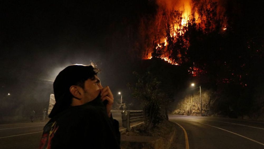 Equateur : situation 'critique' à Quito, cernée par cinq incendies simultanés et où les habitants suffoquent sous les fumées