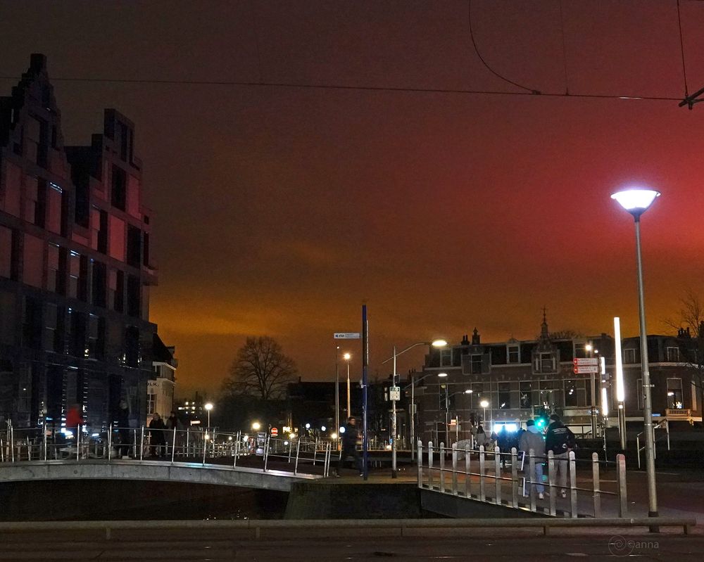 vanavond voor het nieuwe Delftse station
Ledverlichting aan de westelijke horizon 