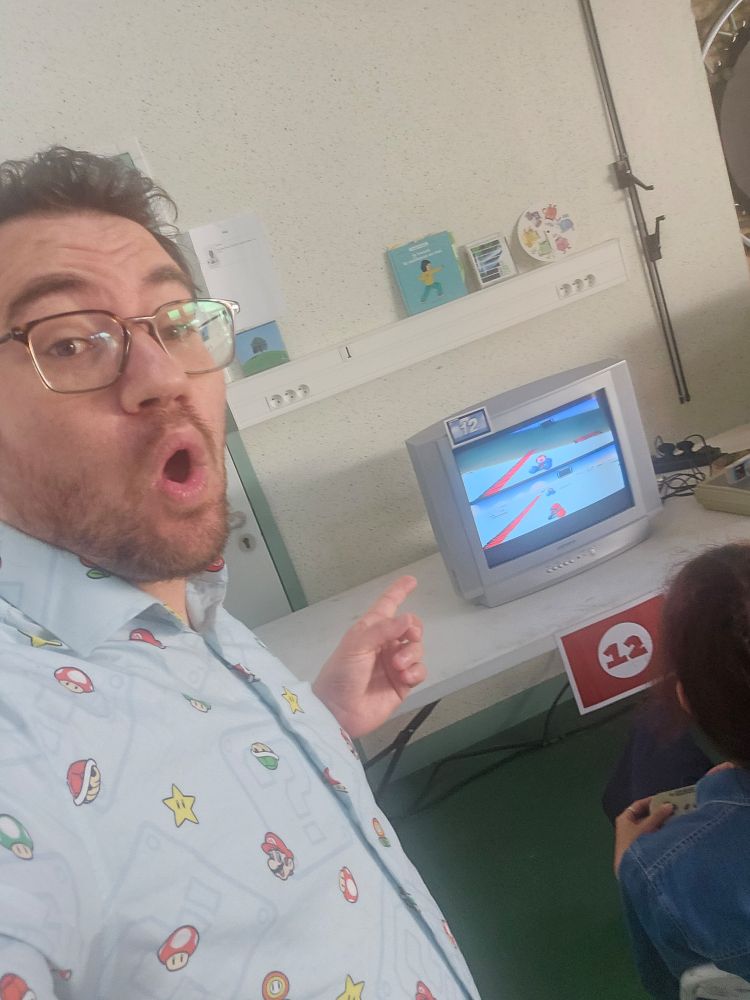Chachamaxx pointant du doigt une tv avec le mode battle de super mario kart 