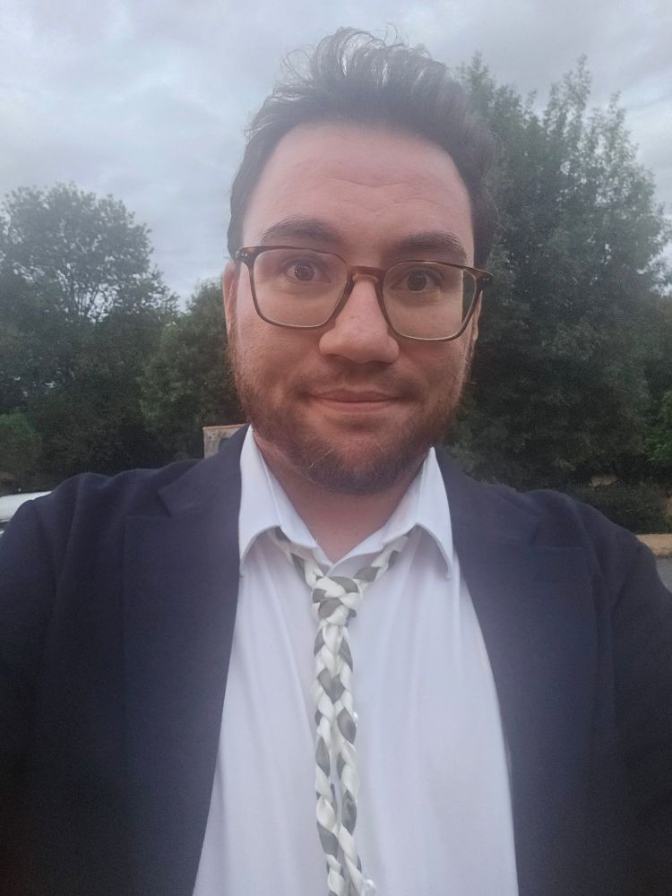 Selfie de chachamaxx avec une cravate fait avec des ficelle de mariage 