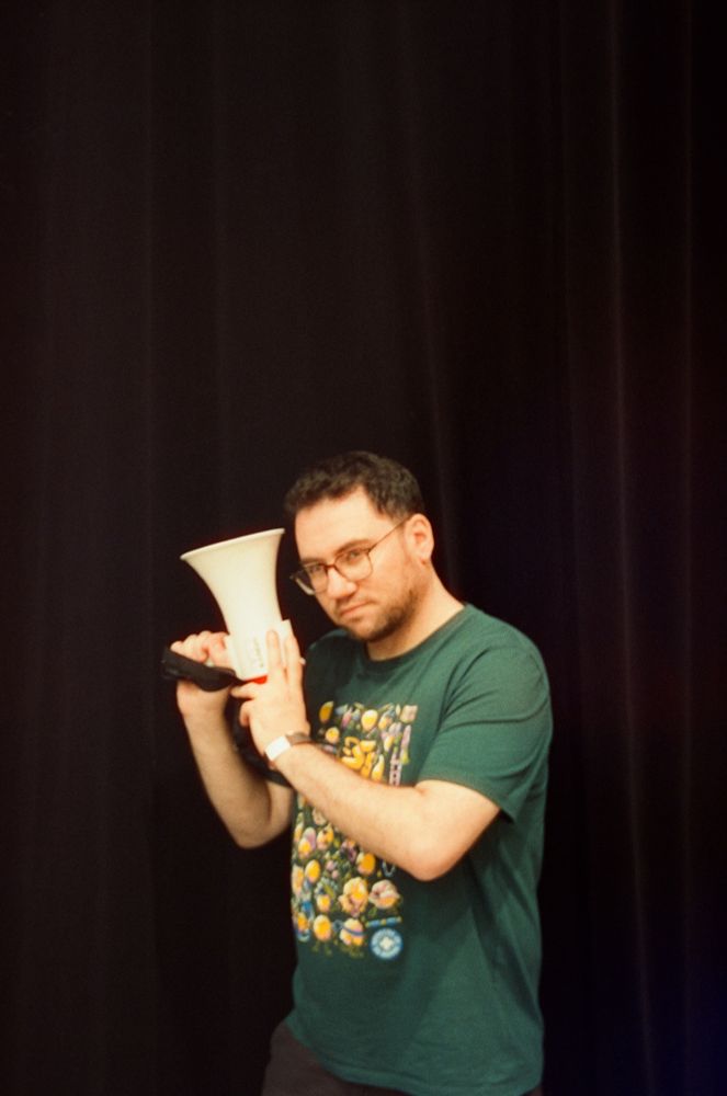 Photo ou l’on voit chachamaxx tenir un megaphone comme si c'était une arme