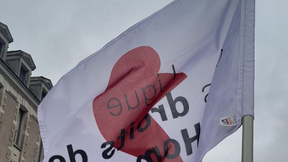 Le drapeau de la LDH à la manifestation du 1er mai