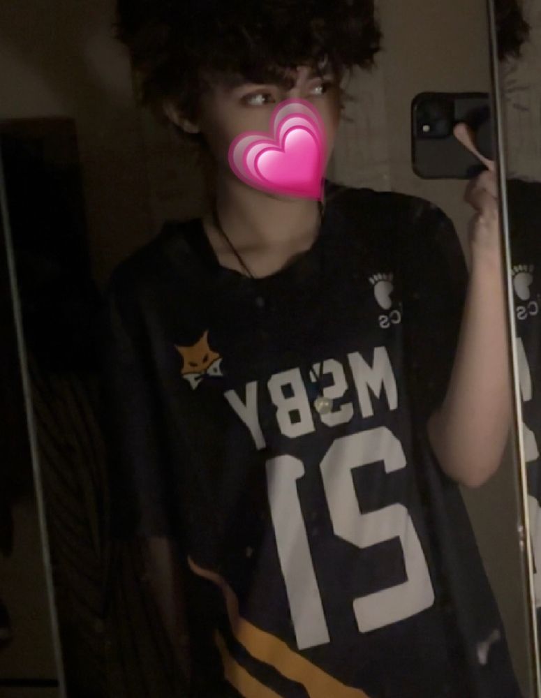 user meuyii (me) wearing Hinata Shoyo’s MSBY Black Jackals volleyball jersey !!