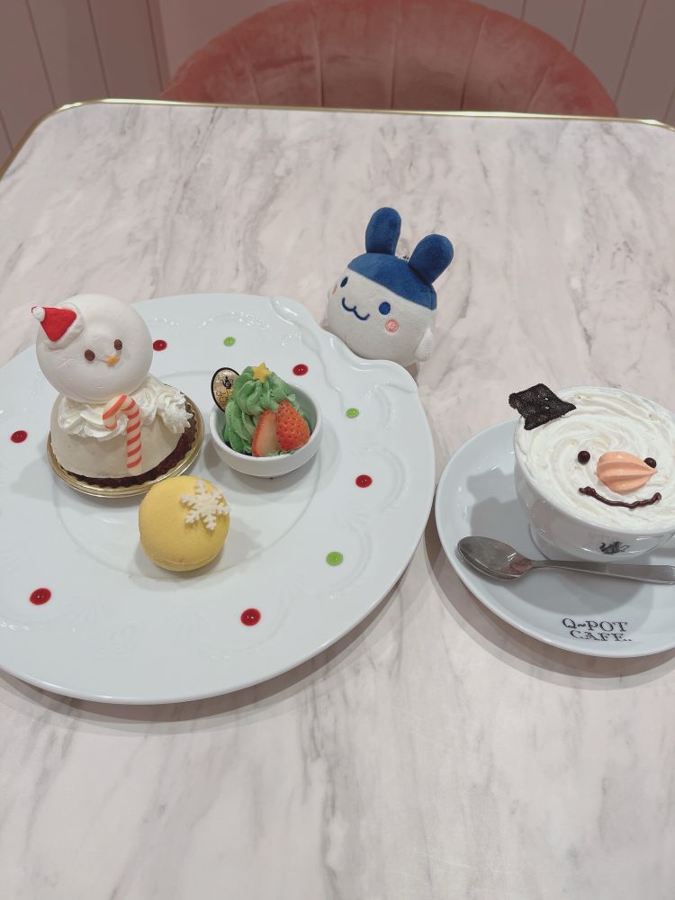 雪だるまを模したケーキが載ったプレート。ケーキはチョコとバナナの味がした。みみっちもいる。