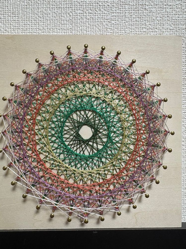 6色の糸をかけて行く曼荼羅。奇数の数だけかけるんだけど、慣れるまで何回も数えちゃう。