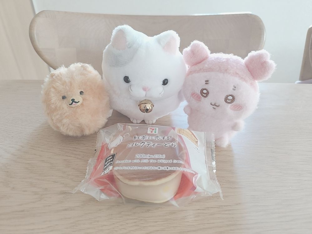 ぬいぐるみ　ぬい撮り　ぬい活　ちいかわ　カニちゃん(古本屋)　セブンイレブン　紅茶に恋するミルクティーどら　スイーツ