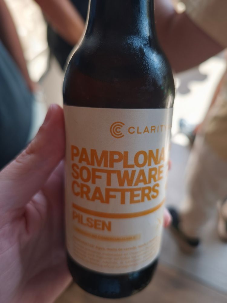 Cerveza pilsen artesana disponible durante la conferencia. 