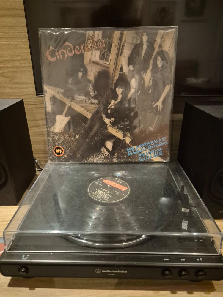 Vinil Hearthbreak Station da banda Cinderella