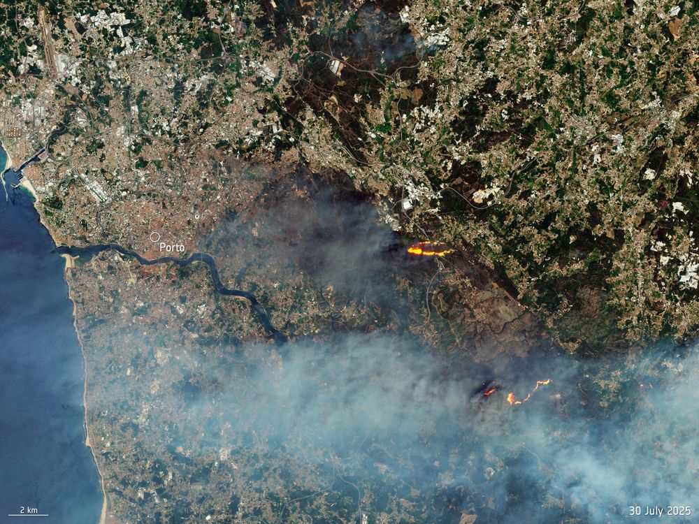 This image shows two fires to the northwest of the main area affected by wildfires. Here we see a fire near the village of Recarei, about 20 km east of the city of Porto. Another fire is seen burning some 20 km south of Recarei. Grey smoke is seen drifting across the lower part of the image – blown from the fires between Castelo de Paiva and the town of Arouca, southeast of the area seen in this image