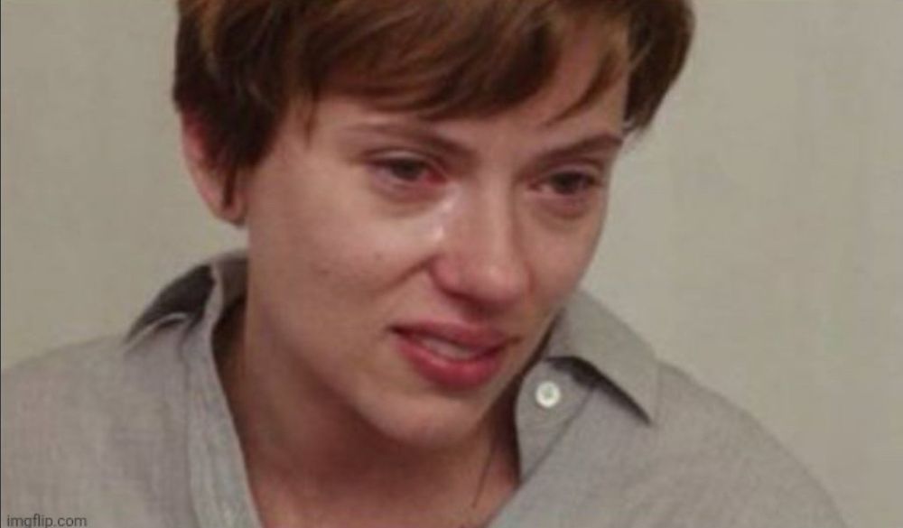 悲しそうな顔をしているスカーレットヨハンソン