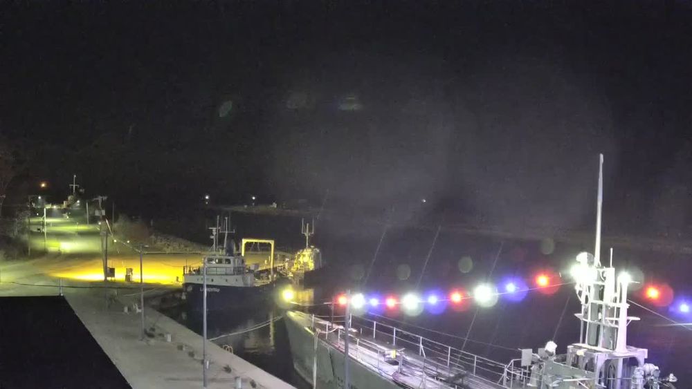 View looking west of USS Siversides Submarine Museum in Muskegon housed in the Muskegon Channel leading into Lake Michigan. // Image captured at: 2025-11-24 08:06:13 UTC (about 1 min. prior to this post) // Current Temp in Muskegon: 28.51 F | -1.94 C // Precip: clear sky // Wind: ESE at 5.749 mph | 9.25 kph // Humidity: 93%