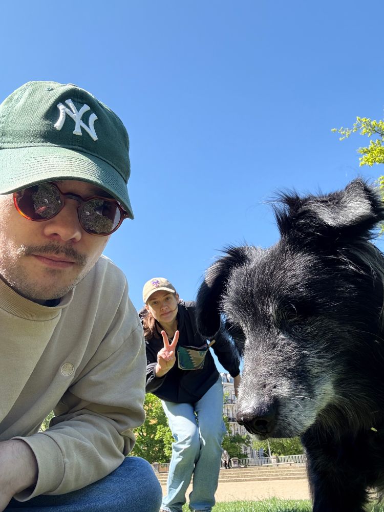 Zwei Menschen und ein Hund