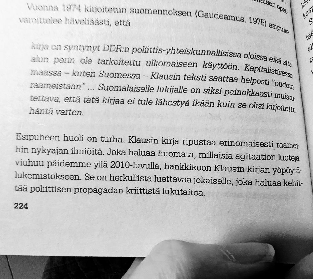 Esipuheessa sanotaan, että se on kirjoitettu DDR:n näkökulmasta eikä ole suoraan sovitettavissa Suomeen. Juhana Torkin mielestä se sopii Suomeen oikein hyvin.