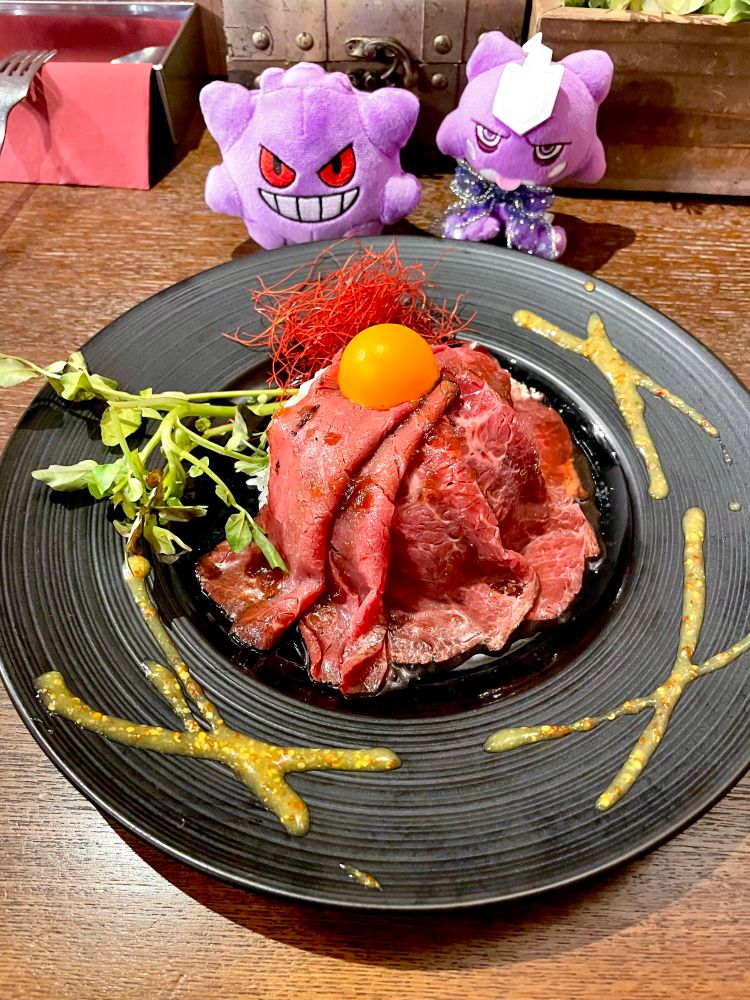 グランサイファーキッチン『メドヴェキア・ロイヤルミートプレート』とゲンガーとエレズンのぬいぐるみが並んでいる