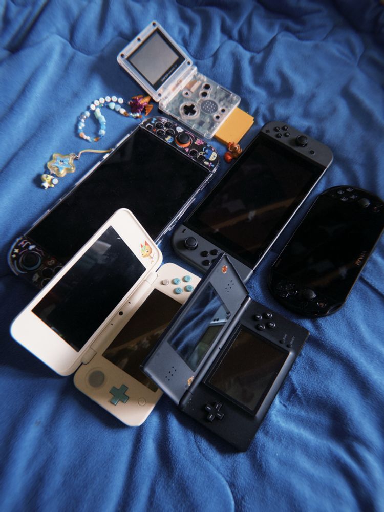 Same as last picture but the sp, new 2ds xl and ds lite are open