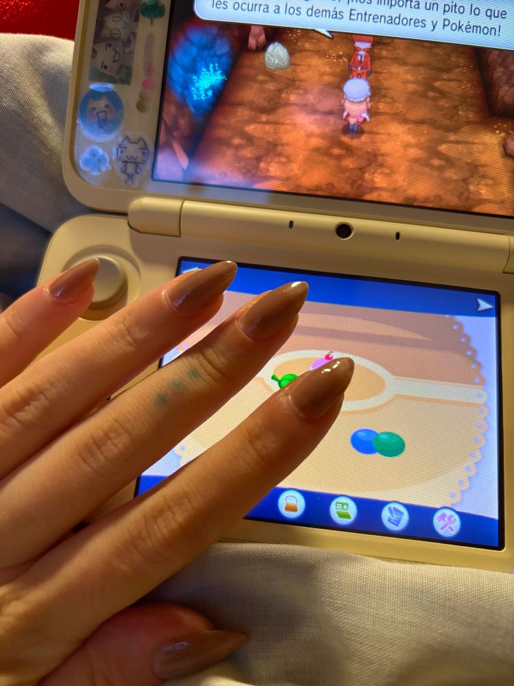 Nail colour is always on taupe by essence