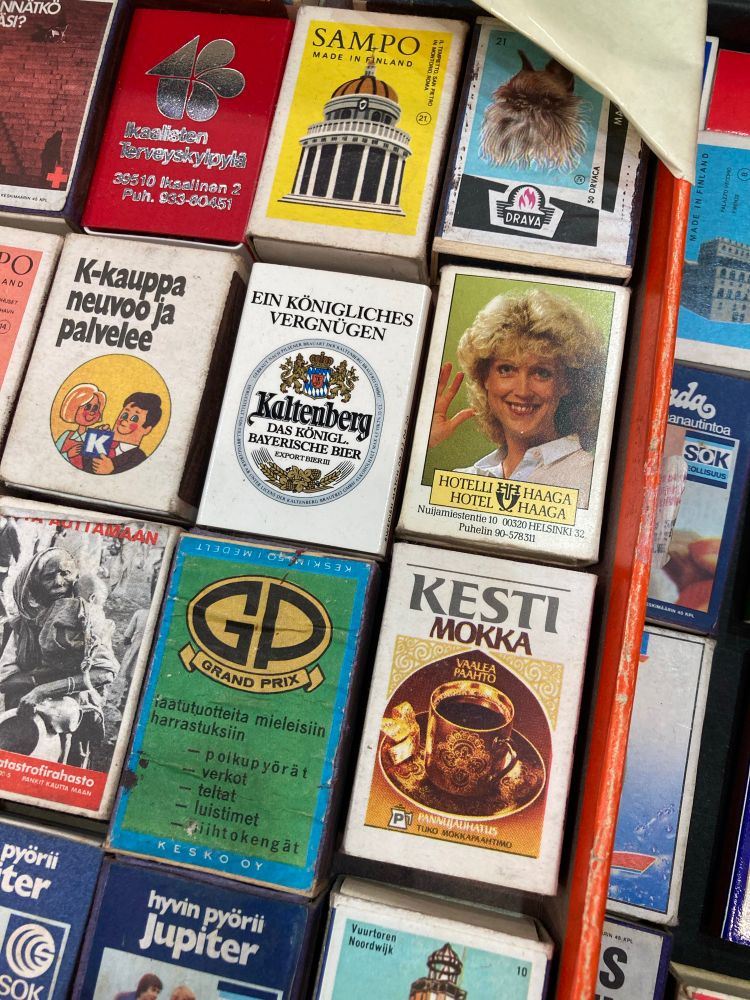 Vanhoja tikkuaskeja joissa lukee mm. Kesti mokka, hyvin pyörii Jupiter, K-kauppa neuvoo ja palvelee
