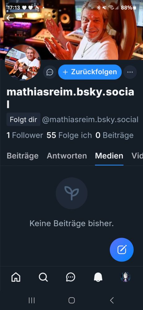 Das Profilbild meines Screenshots zeigt Matthias Reim (Schlagersänger) auch noch falsch geschrieben mit 1 statt 2 t, einmal freundlich lächelnd auf einem roten Stuhl sitzend. Das andere Bild zeigt ihm beim Spielen einer Akustik Gitarre. 