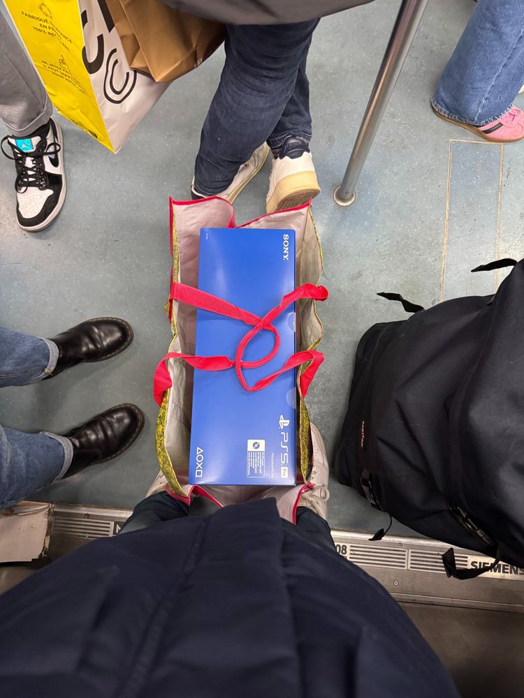 Une PS5 Pro dans le métro