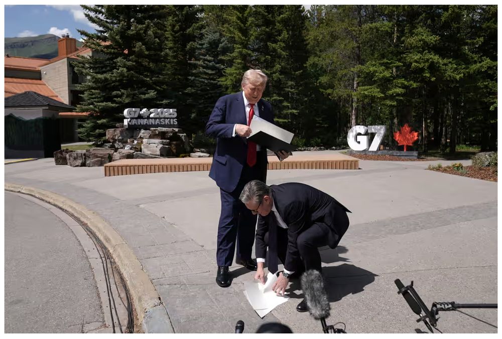 Starmer picking up papers dropped by Trump at G7 meeting. 