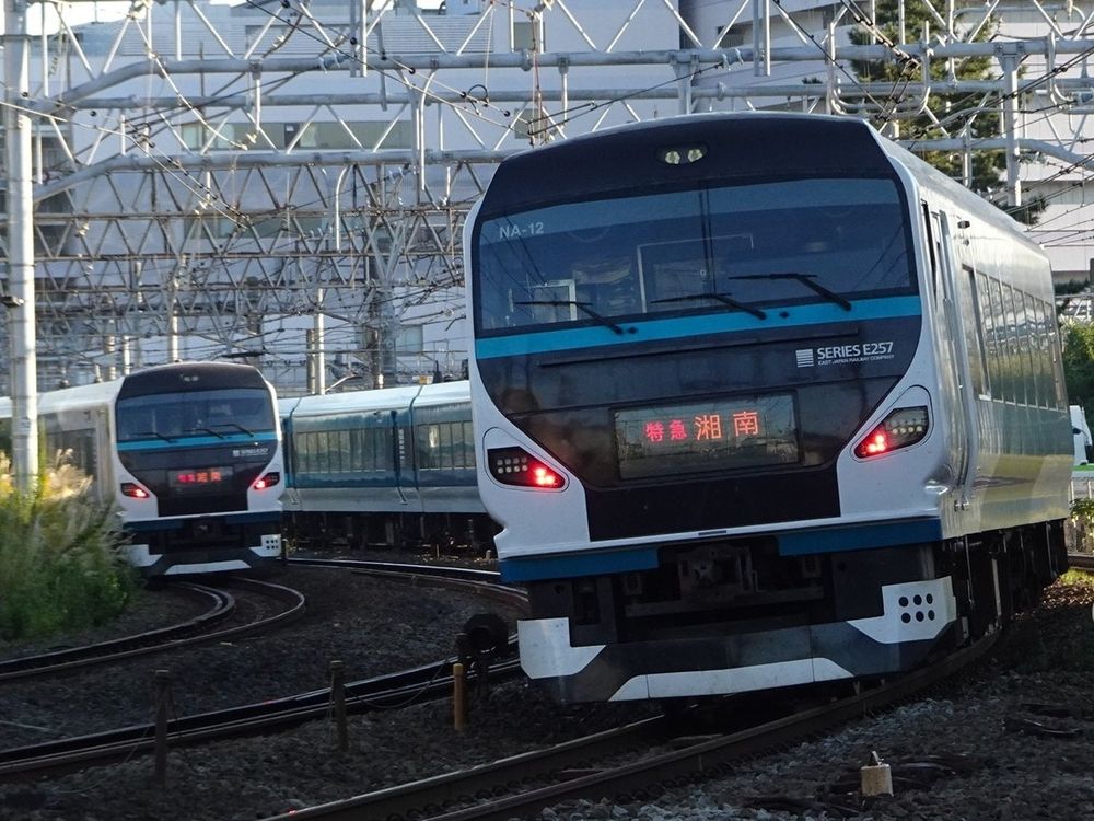 朝の東海道線のワンシーンを映した一枚です。

←3092M
特急「湘南22号」新宿行き
担当:E257系NA-??編成

→3074M
特急「湘南4号」東京行き
担当:E257系NC-34編成+NA-12編成


2022.10.21撮影