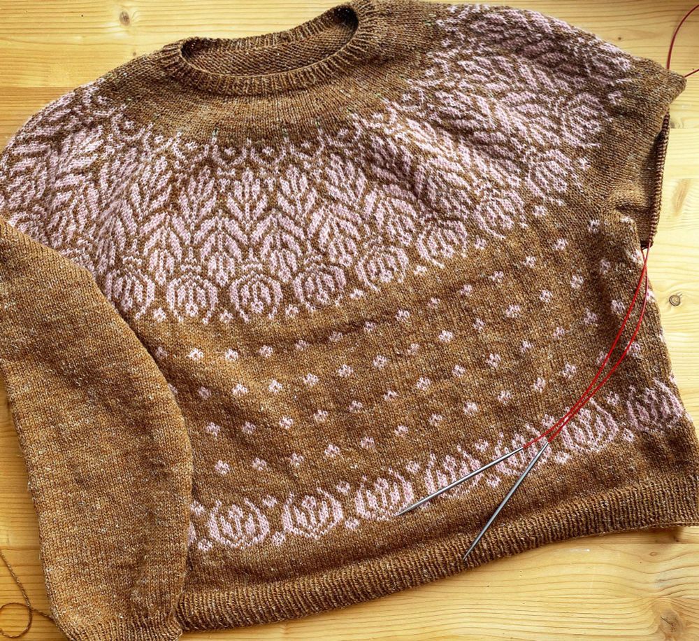 A knitted sweater using stranded colorwork in the colors hazel and peach (warm colors) is almost complete. The second sleeve needs to be knitted and then it’s done. 