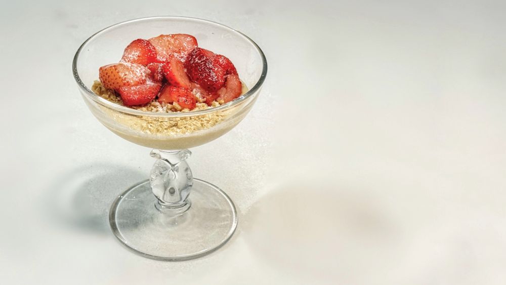  No-bake cheesecake with TVP and strawberries in a glass dish