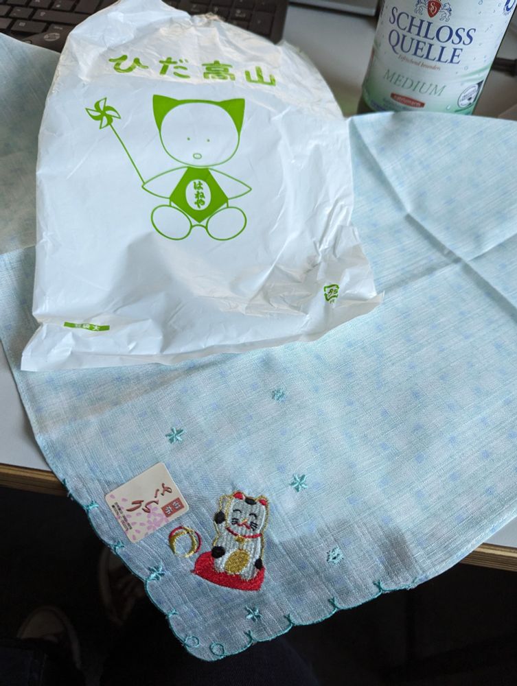 Ein Hankichi aus Japan. An einer Ecke ist eine Glückskatze drauf gestickt.