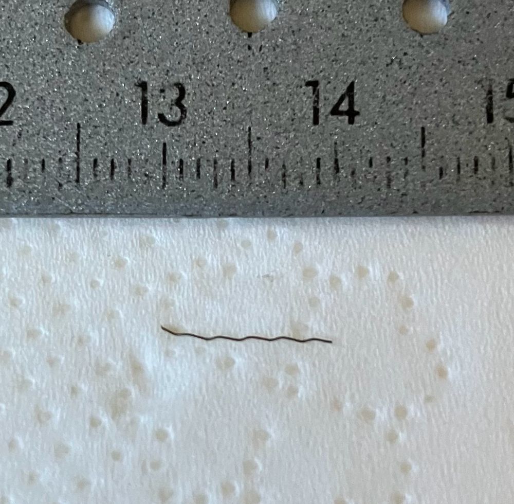 Knapp 1 cm langer Messingdrahtfaden