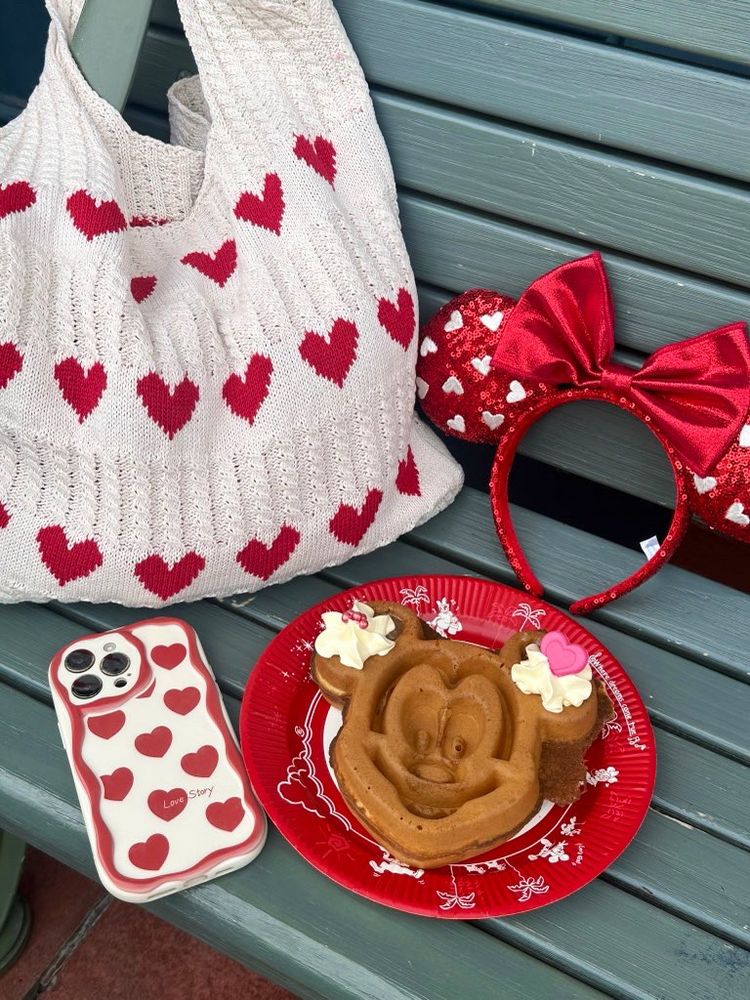 アメリカンワッフルカンパニーのミニー@ファンダーランドのスペシャルメニュー♡このバッグとiPhoneケースとカチューシャで写真撮りたかったから嬉しい☺️
