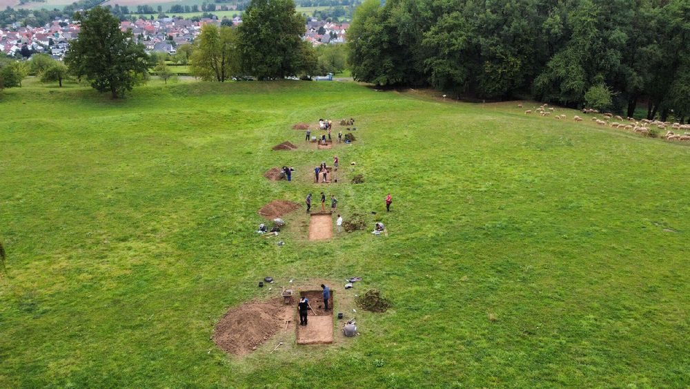 Drone foto van de opgraving op een groene hellingen 
