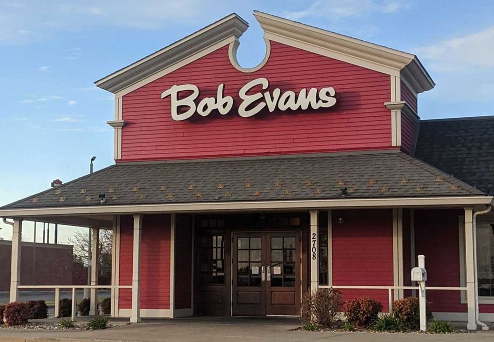 The frontage of a Bob Evans casual family restaurant