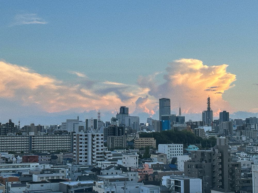 街と夕焼けの空