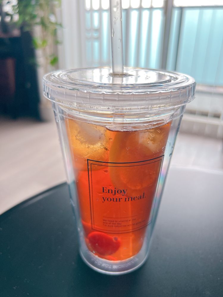 クリアなタンブラーに入ったアイスティー