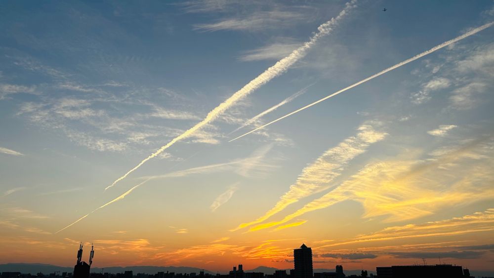 夕焼けの空
飛行機雲
