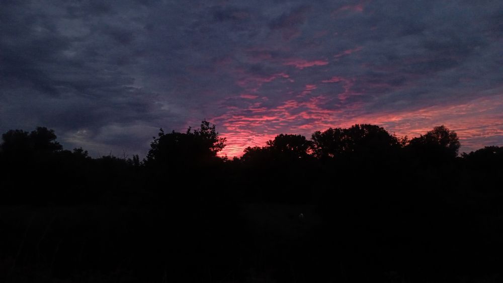 À l'instant de paraître le soleil embrase le ciel d'orage de ce petit matin d'août. at the moment of appearing the sun sets ablaze the stormy sky of this early August morning